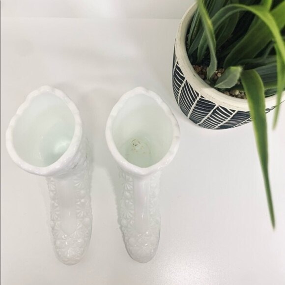 Fenton Milk Glass Daisy‎ Button Boot Set - Picture 3 of 16